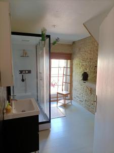 La salle de bains privative est pourvue d'un lavabo et d'une douche. dans l'établissement Le relais des Colombes, à Creully