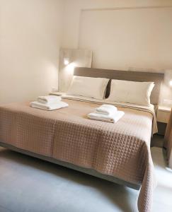 Un pat sau paturi într-o cameră la Naiades Urban Thassos