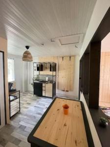 Vensac的住宿－L'abri côtier，一间位于客房中间的带木桌的厨房