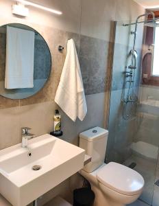 uma casa de banho com um lavatório, um WC e um chuveiro em Naiades Urban Thassos em Thásos