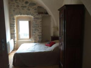 A bed or beds in a room at Maison de village en montagne