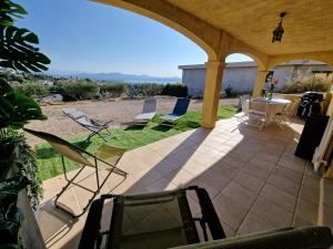 un patio con sillas y una mesa en un patio en Appart'O Soleil, en Fréjus