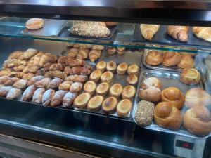 eine Vitrine gefüllt mit vielen verschiedenen Arten von Donuts in der Unterkunft WHITEHOUSE in Lecce