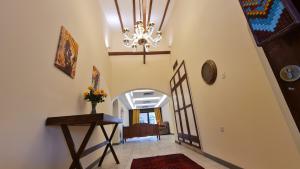 pasillo con escalera y lámpara de araña en Luxury holiday villas in Bahrain for Families, en Bārbār