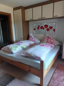 ein Bett mit zwei Kissen darauf in einem Schlafzimmer in der Unterkunft Bergblick in Westendorf