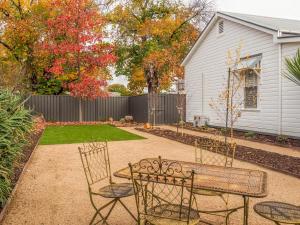 eine Terrasse mit einem Tisch und Stühlen im Hof in der Unterkunft Central Bendigo Cottage Charm in Bendigo