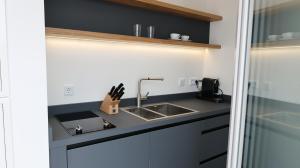 eine Küche mit einer Spüle und einer Arbeitsplatte in der Unterkunft MUNICH FINEST APARTMENTS in München