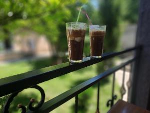 zwei Gläser Kaffee auf der Schiene in der Unterkunft Guest House Akhaltsikhe in Achalziche