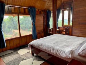 Кровать или кровати в номере Chân Mây Homestay Măng Đen