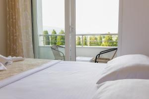 A bed or beds in a room at Trea Apartment