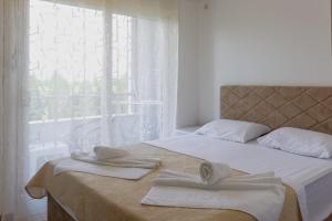 เตียงในห้องที่ Trea Apartment