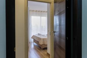 เตียงในห้องที่ Trea Apartment
