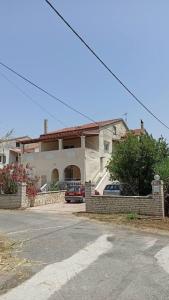 a house with a car parked in front of it at La casa de Sophie in (( Agía Eleoúsa ))