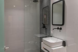 Kúpeľňa v ubytovaní AGRELLI Hotel & Suites