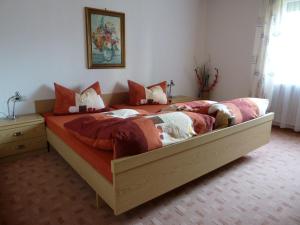 リンダウにあるFerienwohnung Hilde Hiemerのベッドルーム1室(赤い掛け布団付きのベッド2台付)