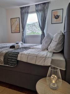 Postel nebo postele na pokoji v ubytování Apartmani 'Cvit'
