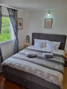 Postel nebo postele na pokoji v ubytování Apartmani 'Cvit'