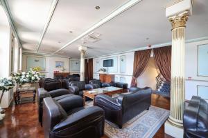 ein Wartezimmer mit Ledersesseln, Tischen und Säulen in der Unterkunft Hotel Val in Trogir