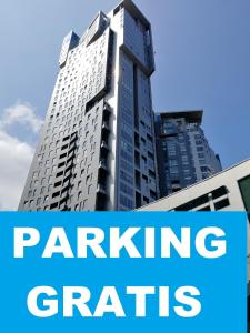 グディニャにあるSea Towers Apartmentの駐車場の前に通路という言葉を使った高層ビル
