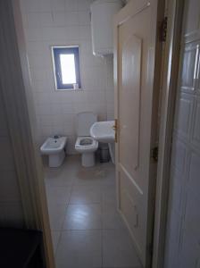 La petite salle de bains est pourvue de toilettes et d'un lavabo. dans l'établissement Noor Apartment, à Amman