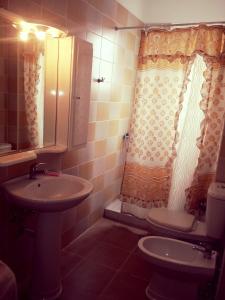 uma casa de banho com um lavatório, um WC e um chuveiro em Apartment Angel em Saranda