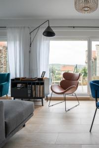 una sala de estar con un sofá y una silla en Montealmar - Natural Stays Somo, en Galizano 85 fotos más