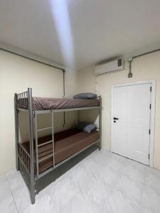 um quarto com 2 beliches e uma porta em Ommi Hostel em St. Julian's