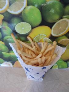 a cup of french fries and lemons and limes at Gościniec IBIS in Czarna Wieś +7 photos