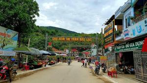 una calle en una ciudad con gente en motocicleta en Bảo Lạc - Sunny Homestay, en Bảo Lạc