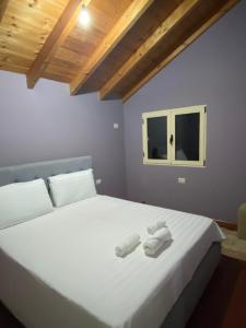 Кровать или кровати в номере Musaj Mountain Villa