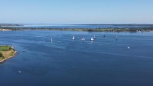 una vista aerea su un grande lago con barche a vela di Fjordvejen Apartments a Gråsten