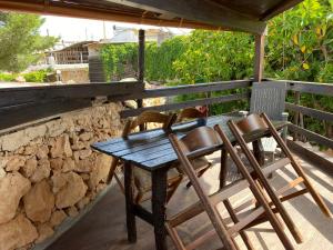 Villaggio La Roccia camping的阳台或露台