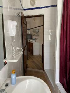 Villaggio La Roccia camping的一间浴室