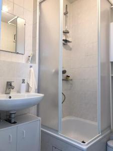 W łazience znajduje się prysznic i umywalka. w obiekcie Schönes zentrales Appartment mit TIEFGARAGE w mieście Kassel