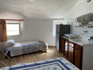 Villaggio La Roccia camping的厨房或小厨房