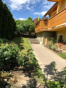 un passaggio pedonale davanti a una casa con cortile di Miseta Apartman a Fonyód