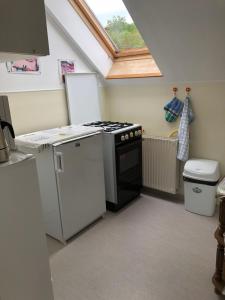 una cucina con fornelli e frigorifero di Miseta Apartman a Fonyód