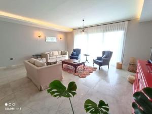 马尔马里斯Suna Summer House的一间客厅,客厅配有沙发和椅子