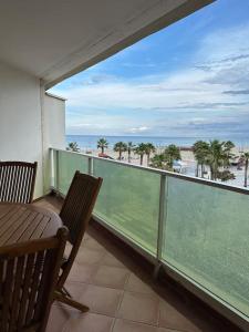 カネ・アン・ルシヨンにあるAppartement 4-5 pers vue merのテーブルと椅子と海のあるバルコニー