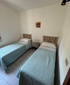 um quarto com duas camas num quarto com em Putzurile House em Orosei