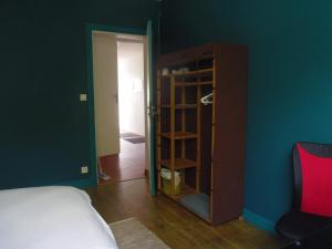 洛里昂的住宿－Chambre meublée sympa proche centre ville Lorient，一间卧室配有一张床,一扇门通往一个房间
