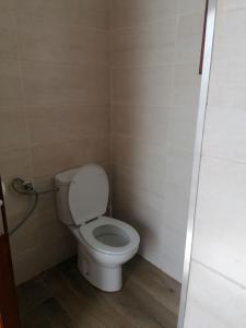 ein Badezimmer mit einem weißen WC in einer Kabine in der Unterkunft LA Marina Beach I in Arrieta