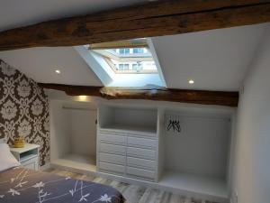 a attic bedroom with a skylight in the ceiling at RUA NOVA APARTMENT ATICO 3º,a 200m CATEDRAL,PS 4 y NETFLIX in Santiago de Compostela