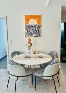 uma sala de jantar com mesa e cadeiras em Central Apartment St Leonards em Sidney