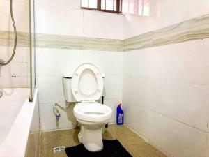 ein Badezimmer mit Toilette und Dusche in der Unterkunft Beautiful Studio -3 mins walk to the Beach in Lagos
