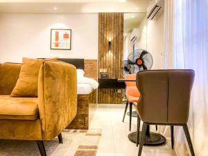 ein Wohnzimmer mit einer Couch und einem Tisch in der Unterkunft Beautiful Studio -3 mins walk to the Beach in Lagos