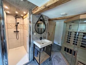 a bathroom with a sink and a shower at Fewo Frushi mit Whirlpool, Infrarotsauna in Großschönau