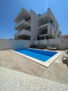 Bazén v ubytovaní Apartment MOLO with a terrace, garden and a heated pool alebo v jeho blízkosti
