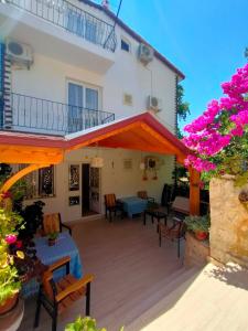 un patio en una casa con flores rosas en ATHERİNA BUTİK OTEL, en Kas