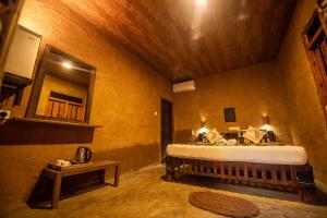 sypialnia z łóżkiem w pokoju w obiekcie Private Organic House w mieście Udawalawe